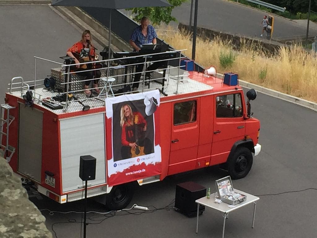 Sängerin und Gitarristin Teneja für Hochzeiten und Events