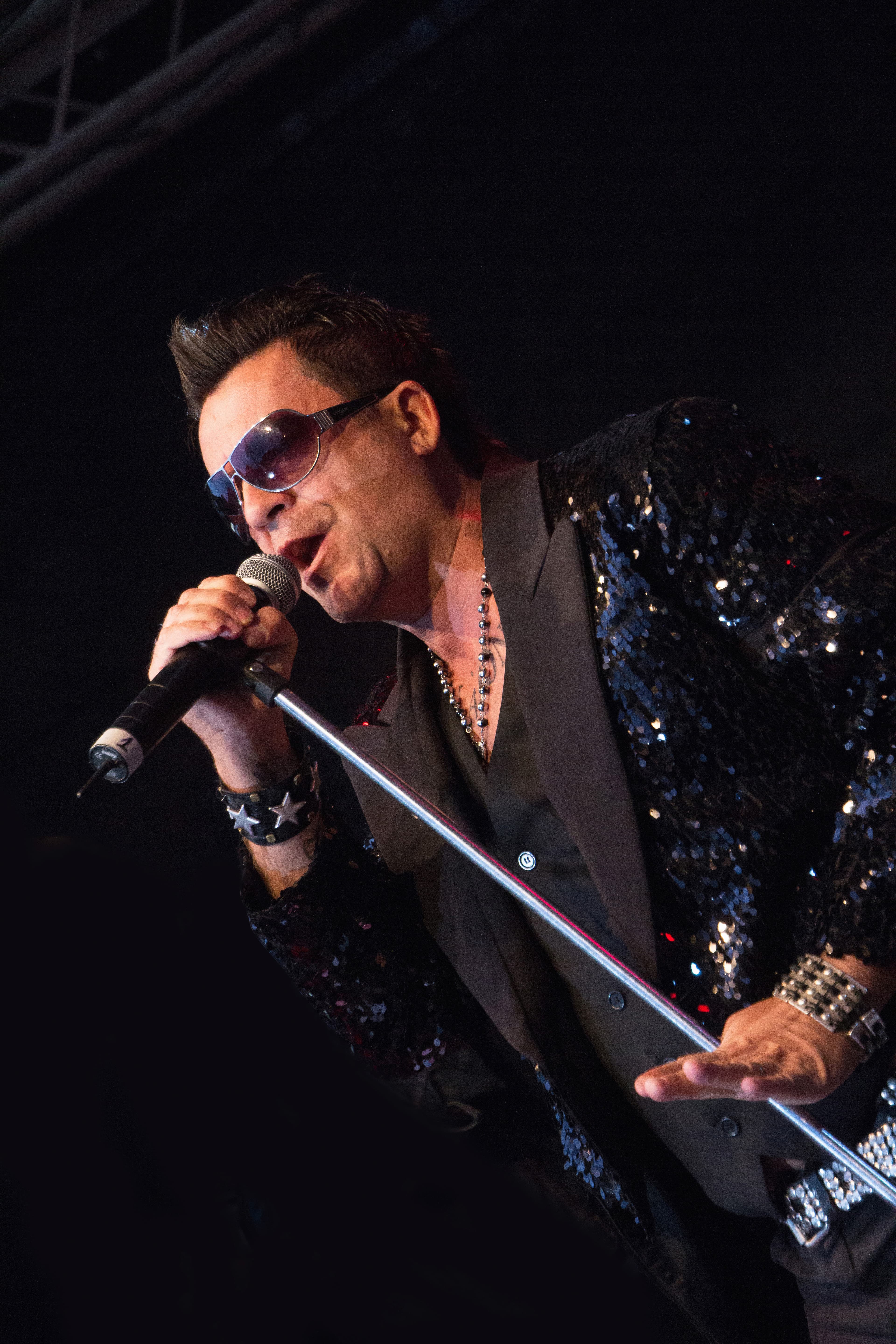 Robbie Williams Tribute Show „ROCK DJ“ | Live mit Solo, Trio, 5- oder 9-köpfiger Band